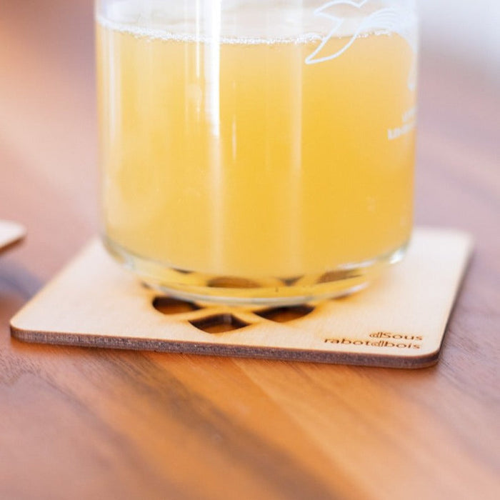 Sous-verres en bois avec motifs ajourés